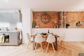 Stylish Grade II Listed City Pad, City centre, Fast WiFi, Contractors, Families